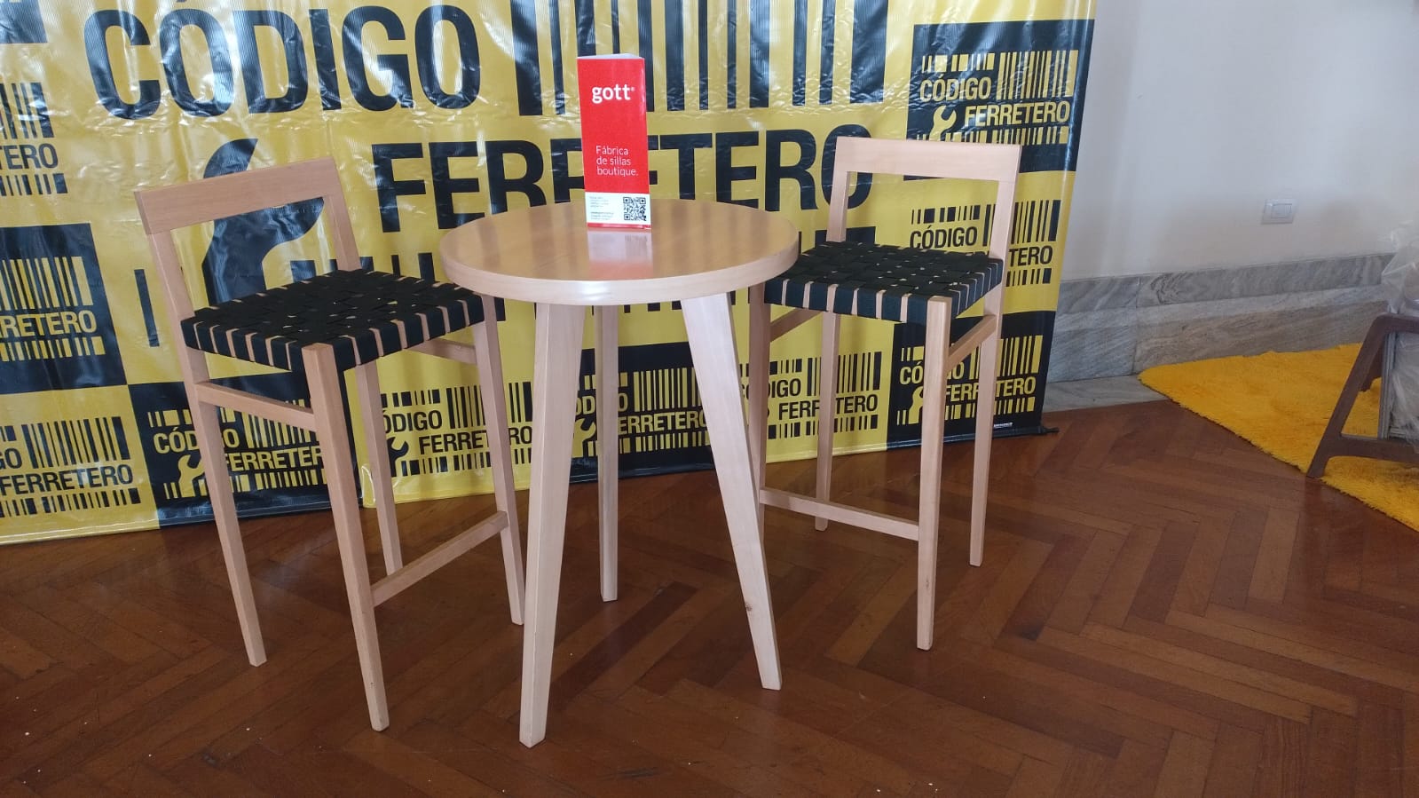 Juego de mesa y sillas
